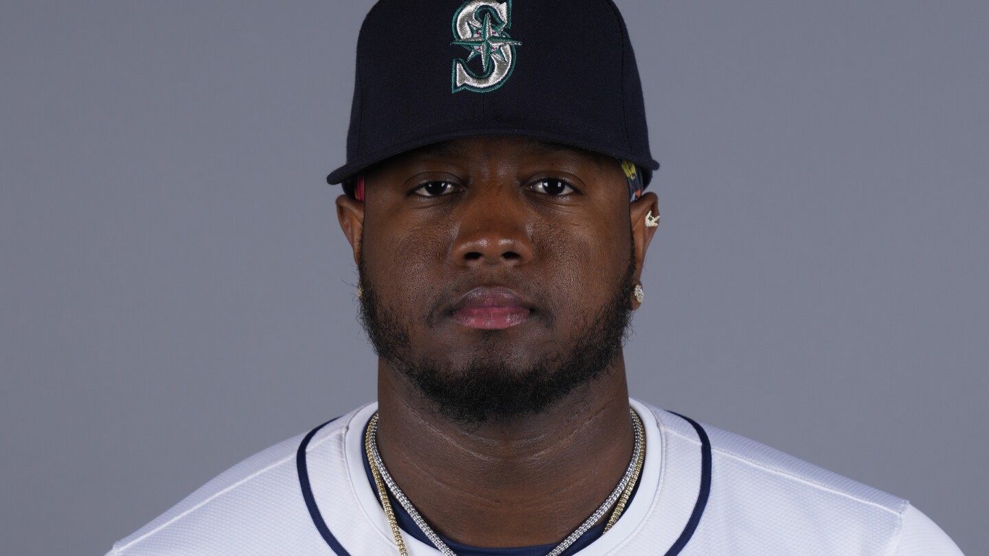 Mariners’ Newest Pitcher Gregory Santos Might Miss Start of Season