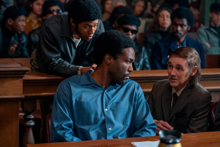 THE TRIAL OF THE CHICAGO 7 (L to R) KELVIN HARRISON JR. as Fred Hampton, YAHYA ABDUL-MATEEN II as Bobby Seale, MARK RYLANCE as William Kuntsler in THE TRIAL OF THE CHICAGO 7. Cr. NIKO TAVERNISE/NETFLIX ?? 2020