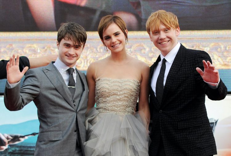 LONDON, ENGLAND - JULY 07:  (EMBARGOED FOR PUBLICATION IN UK TABLOID NEWSPAPERS UNTIL 48 HOURS AFTER CREATE DATE AND TIME. MANDATORY CREDIT PHOTO BY DAVE M. BENETT/GETTY IMAGES REQUIRED)  (L to R) Actors Daniel Radcliffe, Emma Watson and Rupert Grint attend the World Premiere of 'Harry Potter And The Deathly Hallows Part 2' in Trafalgar Square on July 7, 2011 in London, England.  (Photo by Dave M. Benett/Getty Images)