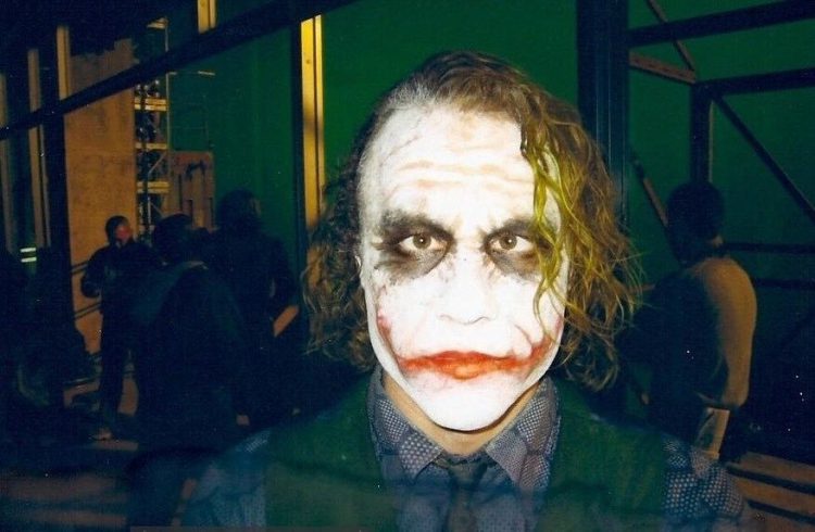 What’s the reason behind Heath Ledger's smoking problem on set?