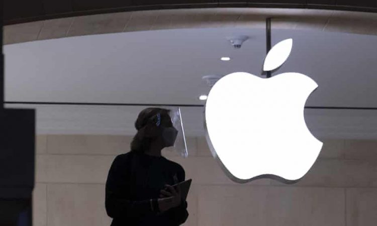 Apple halts its sales and limit services in Russia