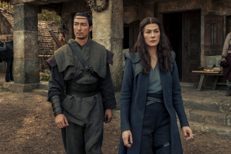 The Wheel of Time - Episode 101
Credit: Jan ThijsCopyright: © 2021 Amazon Content Services LLC and Sony Pictures Television Inc.Description: Pictured (L-R): Daniel Henney (Lan Mondragoran), Rosamund Pike (Moiraine Damodred)