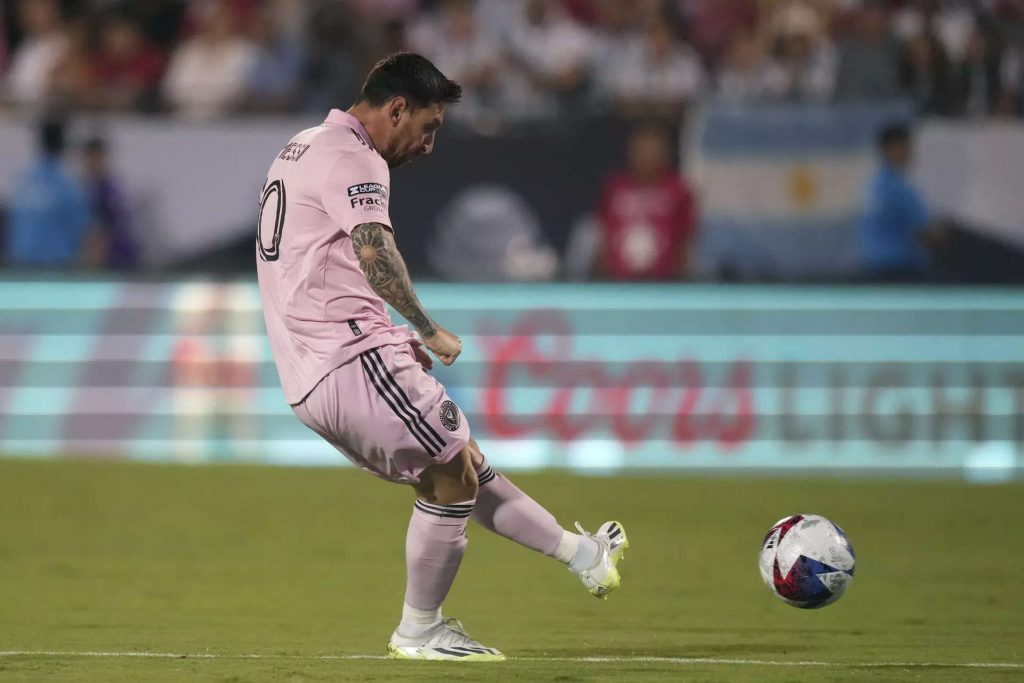 messi sparkles again on free kick with tying goal inter miami beats fc dallas 5 4 in shootout