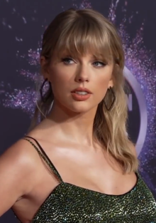 191125 Taylor Swift at the 2019 American Music Awards cropped
