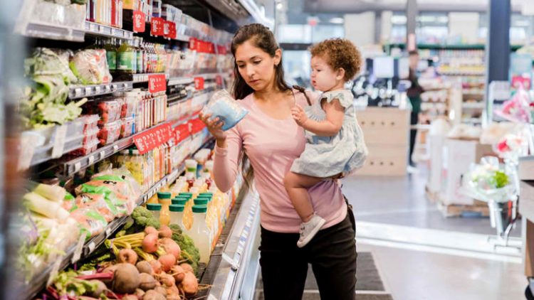 Young mother grocery shopping
© SDI Productions / Getty Images