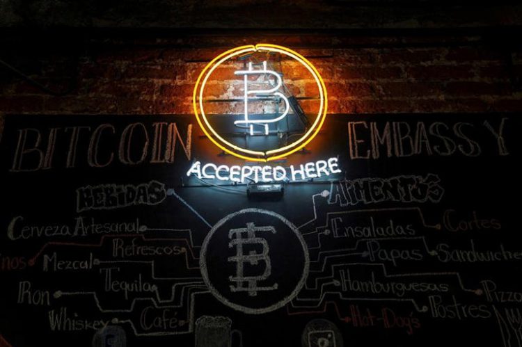 FILE PHOTO: A neon logo of virtual cryptocurrency Bitcoin is seen at the Bitcoin Embassy bar in this illustration taken June 1, 2021. REUTERS/Toya Sarno Jordan/Illustration/File Photo
© Thomson Reuters