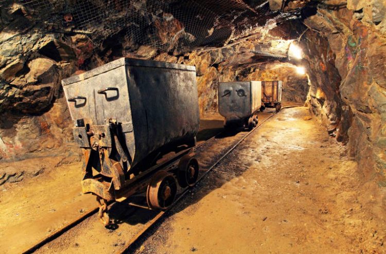 A mining cart in a gold mine. Credit: TTstudio via Shutterstock.
© TTstudio via Shutterstock.