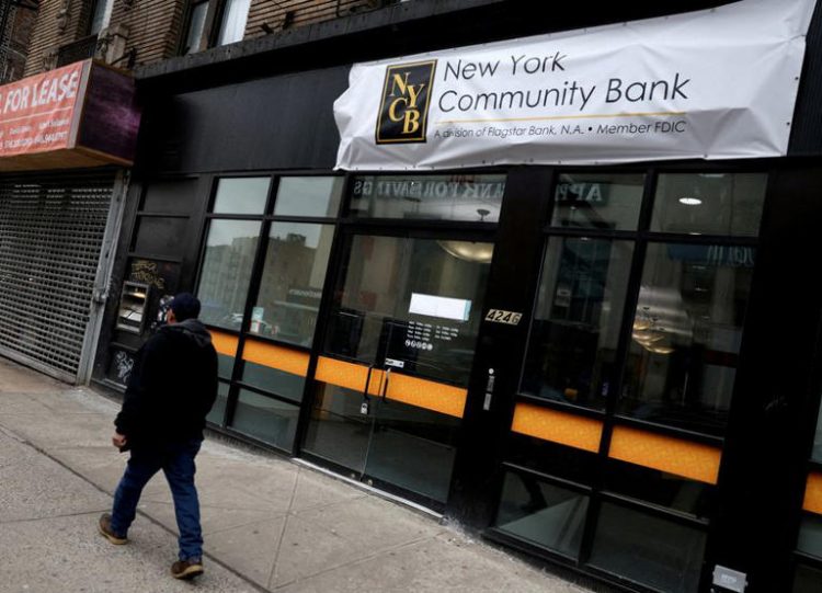 FILE PHOTO: A man walks past a closed branch of the New York Community Bank in New York City, U.S., January 31, 2024. REUTERS/Mike Segar/File Photo
© Thomson Reuters