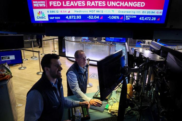 FILE PHOTO: Traders react as a screen displays the Fed rate announcement on the floor of the New York Stock Exchange (NYSE) in New York City, U.S., January 31, 2024. REUTERS/Brendan McDermid/File Photo
© Thomson Reuters