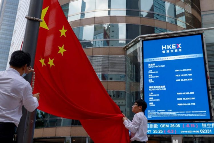 FILE PHOTO: Staff lower Chinese national flag in front of screens showing the index and stock prices outside Exchange Square, in Hong Kong, China, August 18, 2023. REUTERS/Tyrone Siu/File Photo
© Thomson Reuters