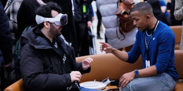Tech enthusiasts went to their local Apple store to try out the Apple Vision Pro. Michael M. Santiago/Getty Images
© Michael M. Santiago/Getty Images