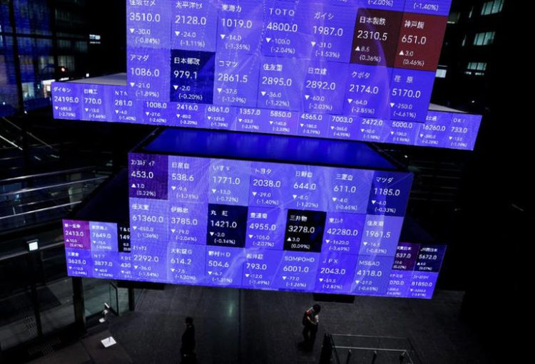 Visitors walk past Japan's Nikkei stock prices quotation board inside a conference hall in Tokyo, Japan September 14, 2022. REUTERS/Issei Kato/File Photo
© Thomson Reuters