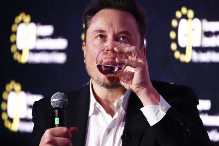Elon Musk, owner of Tesla and the X (formerly Twitter) platform, gulps water while attending a symposium on fighting antisemitism in Poland.
© Photo: Beata Zawrzel (Getty Images)