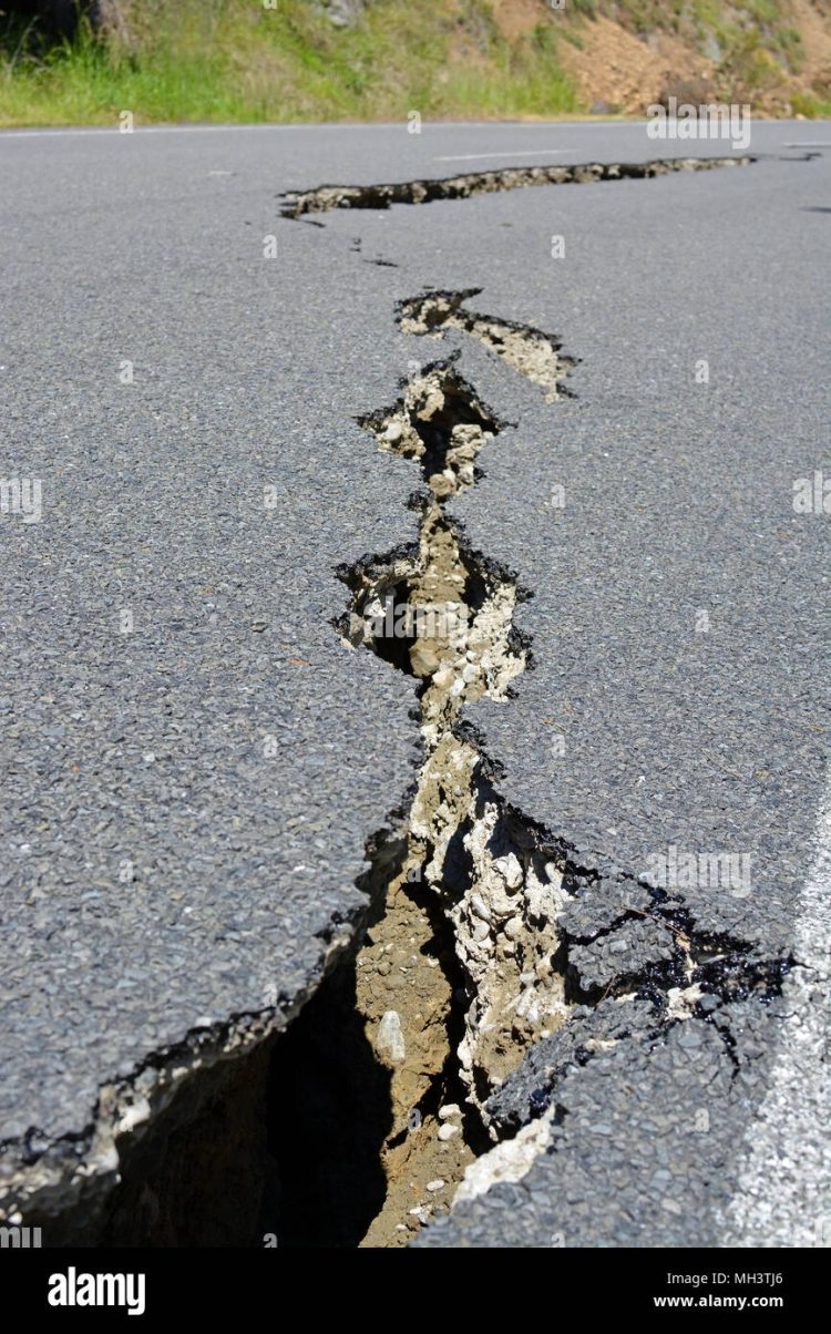 kaikoura new zealand november 15 2016 closeup of road cracks in the hunderlee hills on the road to kaikoura following the 75 kaikoura earthquak MH3TJ6