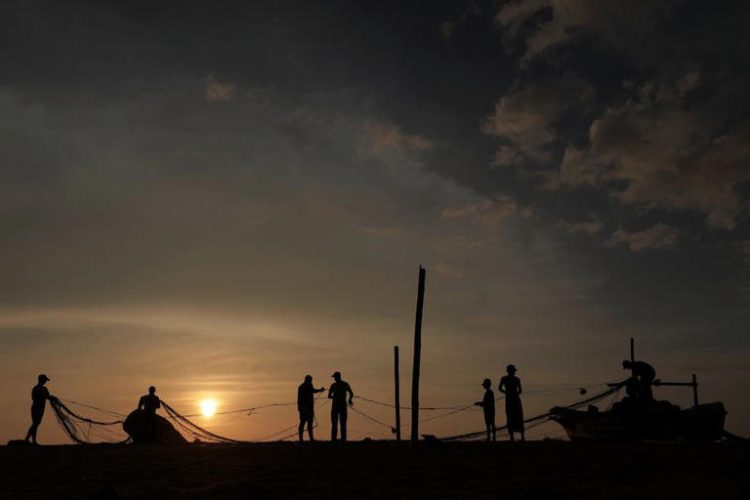 Men are silhouetted as they clear a fish net on a beach in Colombo, Sri Lanka January 21, 2021. REUTERS/Dinuka Liyanawatte/File Photo
© Thomson Reuters
