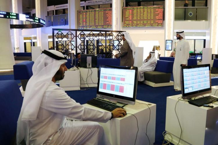 Investors are seen at the Dubai International Financial Market in Dubai, UAE February 7, 2018. REUTERS/Satish Kumar/File Photo