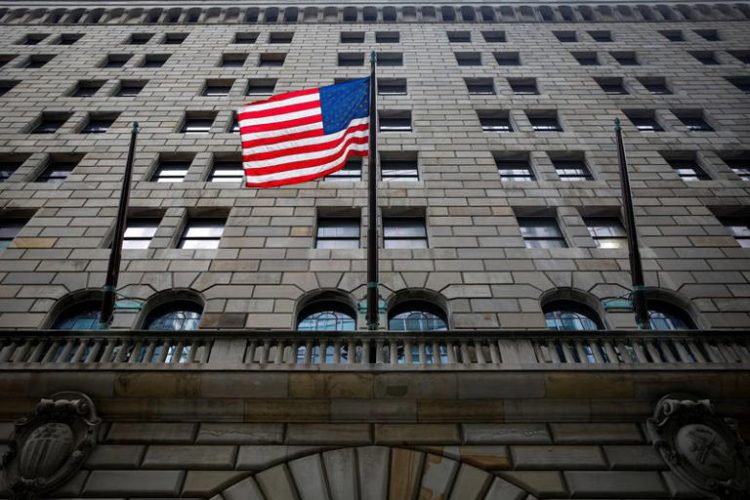 FILE PHOTO: The U.S. flag flies outside The Federal Reserve Bank of New York in New York City, U.S., October 12, 2021. REUTERS/Brendan McDermid/File photo
© Thomson Reuters