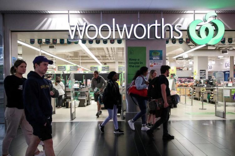 People walk past a Woolworths supermarket in Sydney, Australia, June 16, 2020. Picture taken June 16, 2020. REUTERS/Loren Elliott/File Photo
© Thomson Reuters