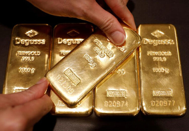 An employee shows gold bullions at Degussa shop in Singapore June 16, 2017. REUTERS/Edgar Su/File Photo
