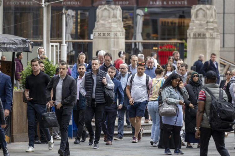 U.K. Wage Growth Remains Strong in Headache for Bank of England