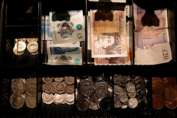 Pound Sterling notes and change are seen inside a cash resgister in a coffee shop in Manchester, Britain, Septem,ber 21, 2018. REUTERS/Phil Noble/File Photo