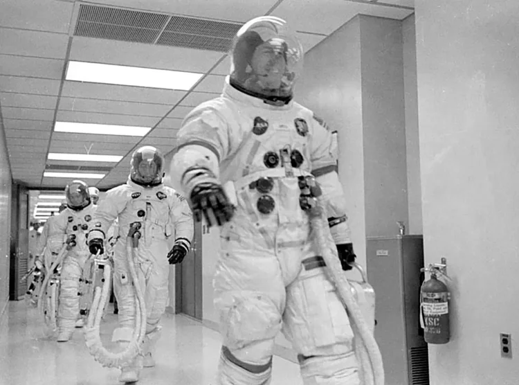 Apollo 13 crew on way to Saturn V ab27ec5