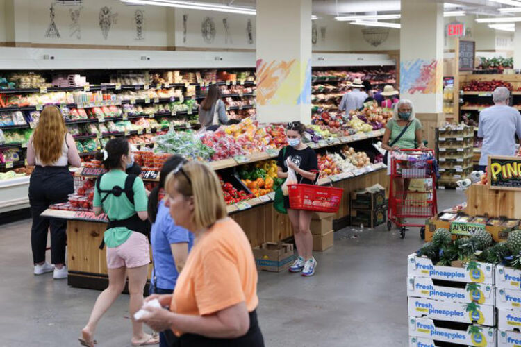 File photo: People shop in a supermarket as inflation affected consumer prices in Manhattan, New York City, U.S., June 10, 2022. REUTERS/Andrew Kelly/File photo