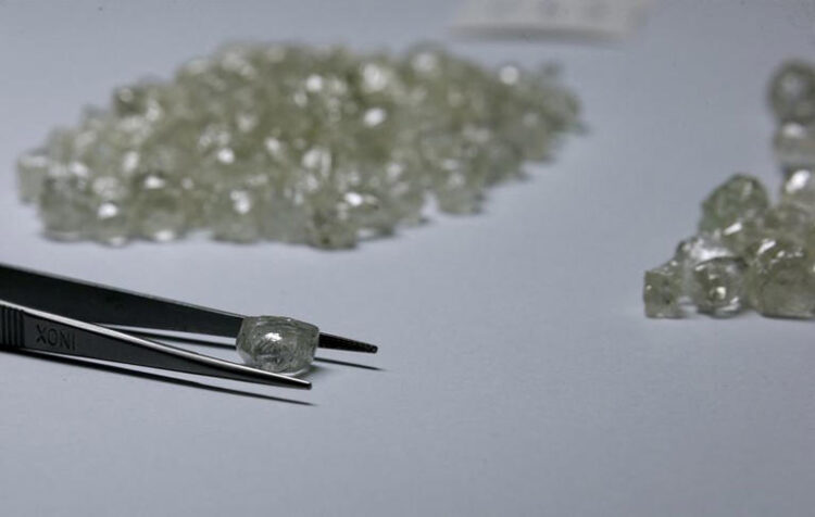 Diamonds are displayed during a visit to the De Beers Global Sightholder Sales (GSS) in Gaborone, Botswana November 24, 2015. REUTERS/Siphiwe Sibeko/File Photo/File Photo