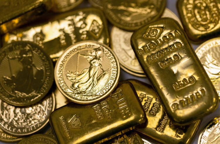 Despite the rise in prices and voices claiming that gold is expensive today, investor interest in the precious metal is not waning. The tense geopolitical situation contributes to this. Gold is considered a safe haven for capital in uncertain times.