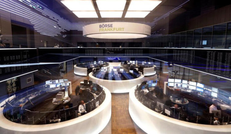 : A general view shows the trading floor at the stock exchange in Frankfurt, Germany October 2, 2017. Zoomed image is taken on slow shutter speed. REUTERS/Kai Pfaffenbach/File photo