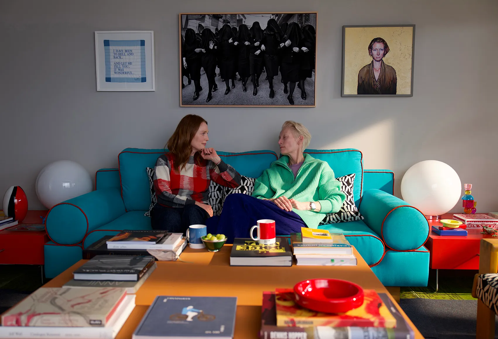 THE ROOM NEXT DOOR Julianne Moore and Tilda Swinton Credits El Deseo photo by Iglesias Mas