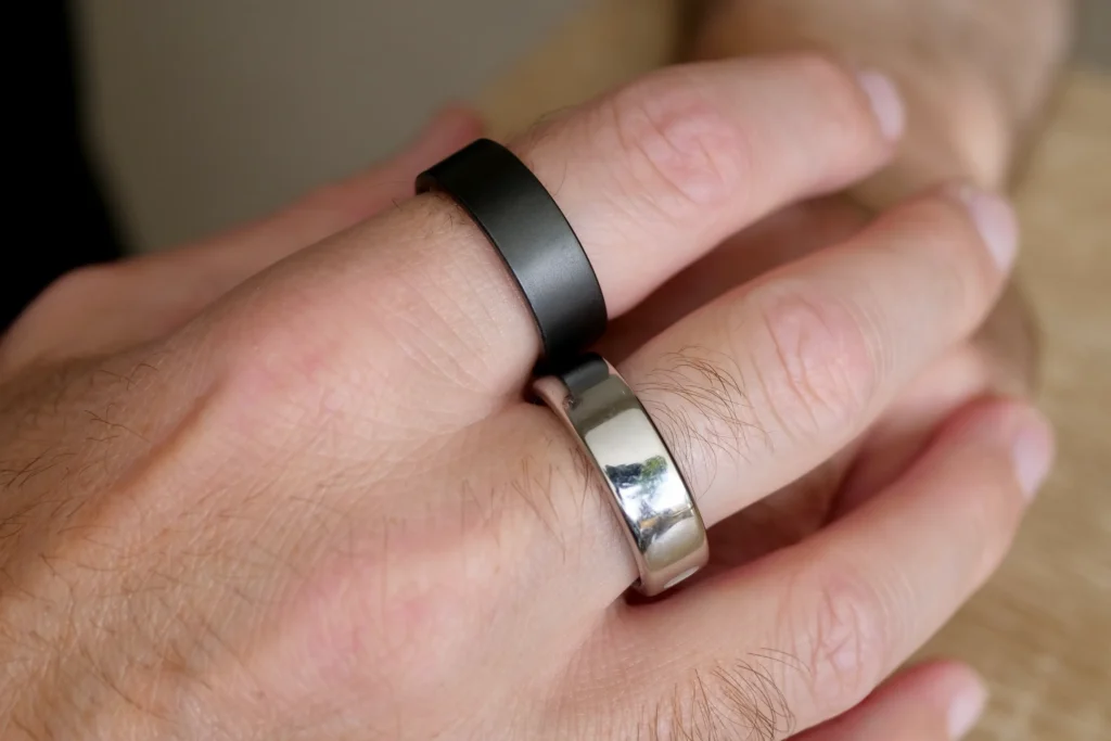 oura ring and ultrahuman ring air on fingers 1