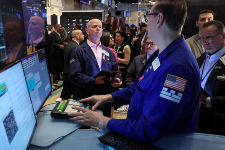 Traders work on the floor at the New York Stock Exchange (NYSE) in New York City, U.S., June 14, 2024. REUTERS/Brendan McDermid/File Photo