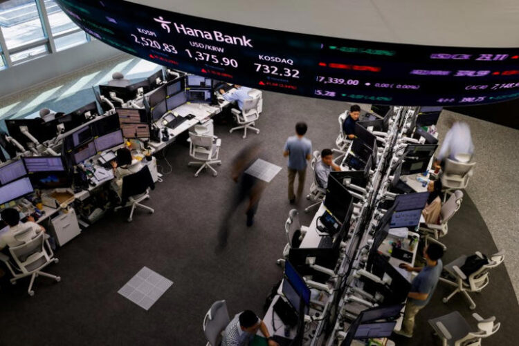 Currency dealers work at a dealing room in the bank in Seoul, South Korea, August 6, 2024. REUTERS/Kim Soo-hyeon/File Photo