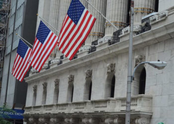 Stocks Finish Higher on Signs of US Economic Resilience