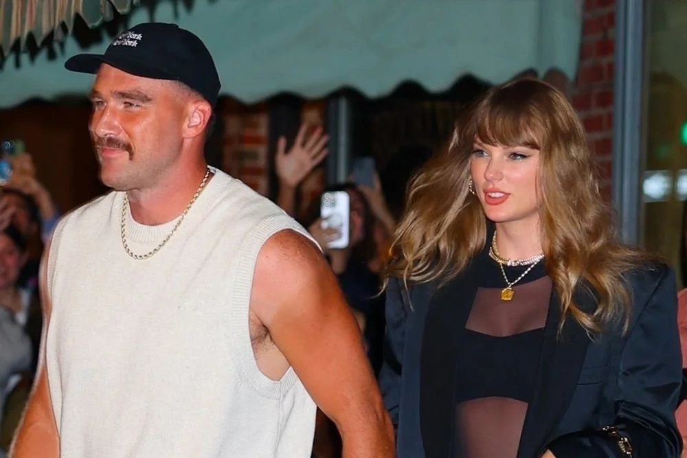 taylor swift and travis kelce arrive hand in hand for n y c v0